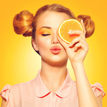 Lade das Bild in den Galerie-Viewer, Aluminiumbild gebürstet Sommermädchen mit einer Orange Quadrat
