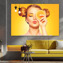 Lade das Bild in den Galerie-Viewer, Aluminiumbild Sommermädchen mit einer Orange Querformat

