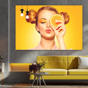 Acrylglasbild Sommermädchen mit einer Orange Querformat