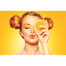 Lade das Bild in den Galerie-Viewer, Aluminiumbild Sommermädchen mit einer Orange Querformat
