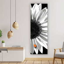 Lade das Bild in den Galerie-Viewer, Poster Sonnenblume mit Marienkäfer Panorama Hoch

