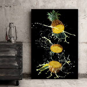 Spannrahmenbild Spritzende Ananas Hochformat