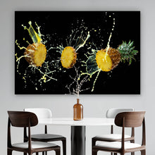 Lade das Bild in den Galerie-Viewer, Leinwandbild Spritzende Ananas Querformat
