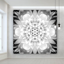 Lade das Bild in den Galerie-Viewer, Leinwandbild Symetrische Blüte Quadrat
