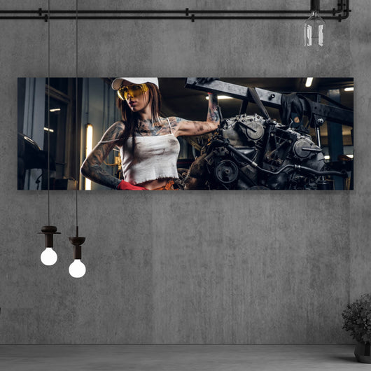 Leinwandbild Tätowierte Mechanikerin beim Schrauben Panorama