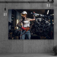 Lade das Bild in den Galerie-Viewer, Aluminiumbild Tätowierte Mechanikerin beim Schrauben Querformat
