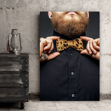 Lade das Bild in den Galerie-Viewer, Poster Tätowierter Mann mit Fliege Hochformat
