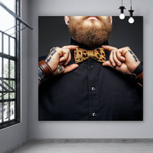 Lade das Bild in den Galerie-Viewer, Poster Tätowierter Mann mit Fliege Quadrat
