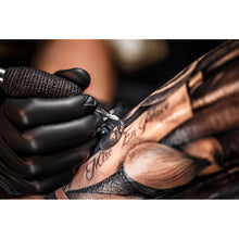 Lade das Bild in den Galerie-Viewer, Aluminiumbild gebürstet Tattoo stechen Nahaufnahme Querformat

