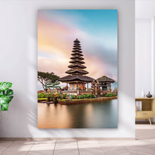 Lade das Bild in den Galerie-Viewer, Spannrahmenbild Tempel in Indonesien Hochformat
