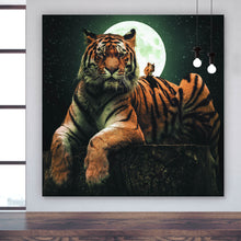 Lade das Bild in den Galerie-Viewer, Leinwandbild Tiger bei Vollmond Quadrat
