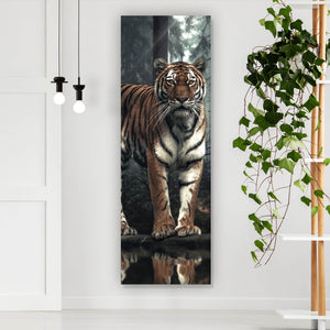 Poster Tiger der aus dem Wald tritt Panorama Hoch