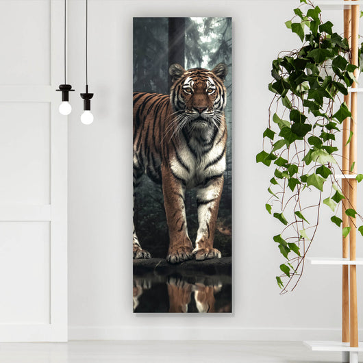 Spannrahmenbild Tiger der aus dem Wald tritt Panorama Hoch