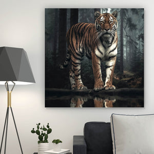 Spannrahmenbild Tiger der aus dem Wald tritt Quadrat
