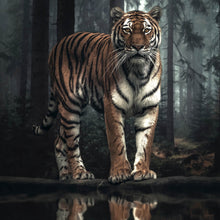 Lade das Bild in den Galerie-Viewer, Poster Tiger der aus dem Wald tritt Quadrat
