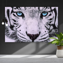 Lade das Bild in den Galerie-Viewer, Leinwandbild Weißer Tiger mit blauen Augen Querformat
