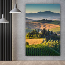 Lade das Bild in den Galerie-Viewer, Aluminiumbild gebürstet Toskana mit sanften Hügeln Hochformat
