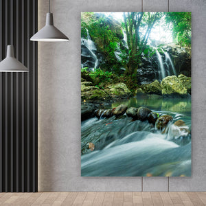 Aluminiumbild Wasserfall im Regenwald Hochformat
