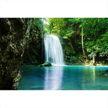 Lade das Bild in den Galerie-Viewer, Aluminiumbild Wasserfall im Wald von Thailand Querformat
