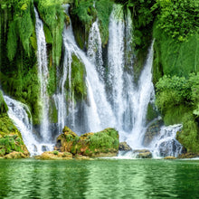 Lade das Bild in den Galerie-Viewer, Leinwandbild Wasserfall in Bosnien Quadrat
