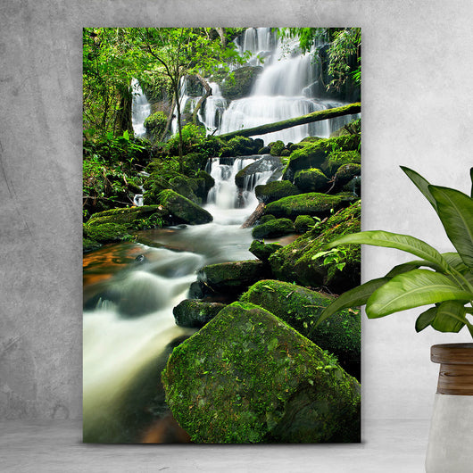 Spannrahmenbild Wasserfall in Thai Nationalpark Hochformat