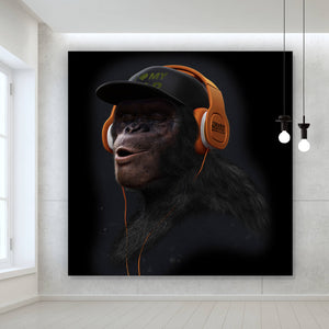 Spannrahmenbild Affe mit orangenen Kopfhörern Quadrat