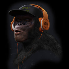 Lade das Bild in den Galerie-Viewer, Aluminiumbild gebürstet Affe mit orangenen Kopfhörern Quadrat
