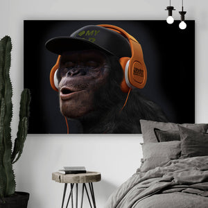 Aluminiumbild Affe mit orangenen Kopfhörern Querformat