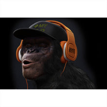 Lade das Bild in den Galerie-Viewer, Aluminiumbild gebürstet Affe mit orangenen Kopfhörern Querformat
