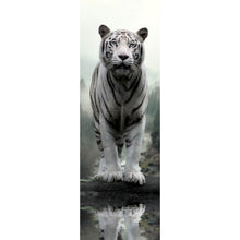 Lade das Bild in den Galerie-Viewer, Leinwandbild Weisser Tiger am Waldrand Panorama Hoch
