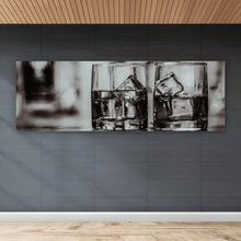 Lade das Bild in den Galerie-Viewer, Leinwandbild Whiskeygläser Schwarz Weiß Panorama
