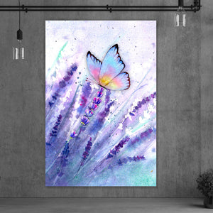 Spannrahmenbild Wiesenlavendel mit buntem Schmetterling Hochformat