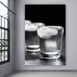 Aluminiumbild Wodka mit Eis Hochformat