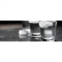 Lade das Bild in den Galerie-Viewer, Acrylglasbild Wodka mit Eis Panorama
