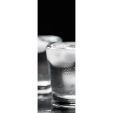Lade das Bild in den Galerie-Viewer, Aluminiumbild gebürstet Wodka mit Eis Panorama Hoch
