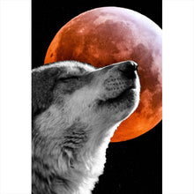 Lade das Bild in den Galerie-Viewer, Aluminiumbild gebürstet Wolf mit Blutmond Hochformat
