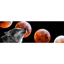 Lade das Bild in den Galerie-Viewer, Aluminiumbild gebürstet Wolf mit Blutmond Panorama
