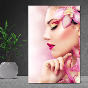 Poster Wunderschöne Frau mit Orchideenblüten Hochformat