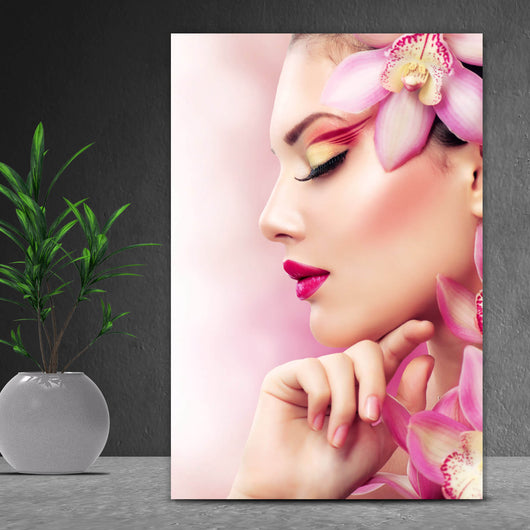 Spannrahmenbild Wunderschöne Frau mit Orchideenblüten Hochformat
