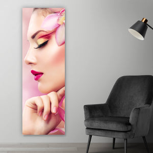 Poster Wunderschöne Frau mit Orchideenblüten Panorama Hoch