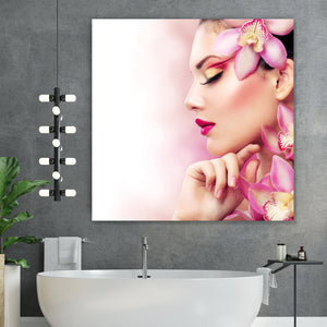Spannrahmenbild Wunderschöne Frau mit Orchideenblüten Quadrat
