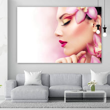 Lade das Bild in den Galerie-Viewer, Poster Wunderschöne Frau mit Orchideenblüten Querformat
