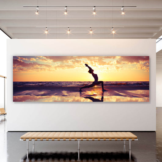 Spannrahmenbild Yoga am Strand bei Sonnenuntergang Panorama