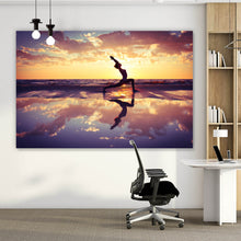 Lade das Bild in den Galerie-Viewer, Aluminiumbild gebürstet Yoga am Strand bei Sonnenuntergang Querformat
