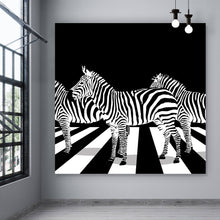 Lade das Bild in den Galerie-Viewer, Aluminiumbild Zebras auf Zebrastreifen Quadrat
