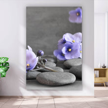 Lade das Bild in den Galerie-Viewer, Aluminiumbild gebürstet Zen Steine mit Lila Blumen Hochformat
