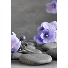 Lade das Bild in den Galerie-Viewer, Aluminiumbild gebürstet Zen Steine mit Lila Blumen Hochformat
