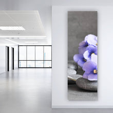 Lade das Bild in den Galerie-Viewer, Aluminiumbild Zen Steine mit Lila Blumen Panorama Hoch
